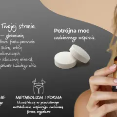Kobieta trzymająca butelkę suplementu "Trio Cynk" i dwie tabletki.