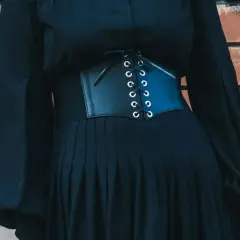 Czarna sukienka z gorsetem i sznurowaniem, podkreślająca sylwetkę w stylu opium.