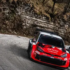 Wyścigowy samochód marki Toyota na zakręcie górskiej trasy.