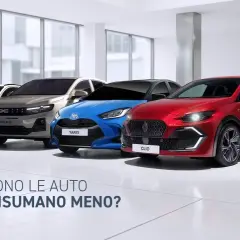 Quattro macchine economiche, una bianca, una grigia, una blu e una rossa, in un salone. Quali sono le auto che consumano meno?