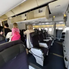 Wnętrze samolotu, fotele i pasażerowie. Czy to dobry wybór? Sprawdź opinie o Mavi Gök Aviation.