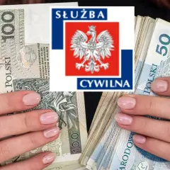 Dłonie trzymające stosy polskich banknotów 100 zł i 50 zł, z nałożonym logo Służby Cywilnej.
