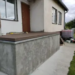 Nowy taras z desek kompozytowych, idealny do odpoczynku. Nivoplan to świetny wybór na takie projekty.