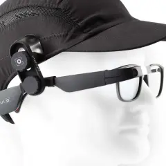 Ein schwarzer Hut mit einer Kamera, die per Vision gesteuert wird, ist an einer Brille befestigt.