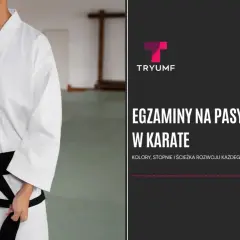 Osoba w białym karate gi przygotowuje się do egzaminu, zawiązując czarny pas. Kolory pasów w karate symbolizują drogę rozwoju.