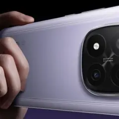 Dłoń trzyma fioletowy telefon z aparatem jak lustrzanka, z czterema obiektywami.