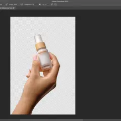 Dłoń trzymająca buteleczkę kosmetyku na przezroczystym tle. Pokazano panel "Szybkie operacje" w Photoshopie, gdzie można zobaczyć opcję "Usuń tło".