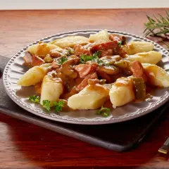 Kluski śląskie z gęstym sosem mięsnym i grzybami. Idealny sposób, jak zrobić sos z rosołu, by był pyszny i sycący.