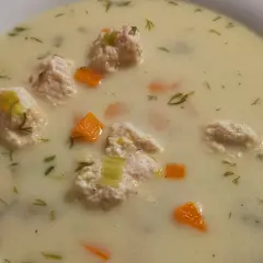 Kremowa zupa królewska z delikatnymi kluseczkami drobiowymi, marchewką i koperkiem. Pyszne danie na każdą okazję.