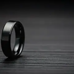 Czarna obrączka męska: Co oznacza? Symbolika, materiały, noszenie
