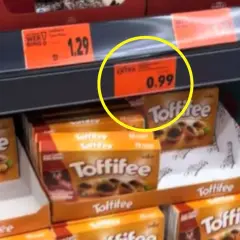 Pudełka Toffifee na półce sklepowej z ceną 0.99€ w żółtym kółku.