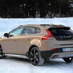 Brązowe Volvo V40 D2 Cross Country na śniegu, gotowe na zimowe wyzwania.