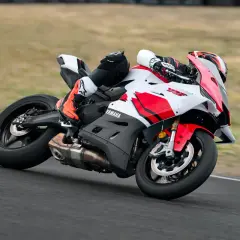 Motocicleta Yamaha R9 en pista, con piloto inclinado en curva. Detalles de la Yamaha R9 ficha técnica.