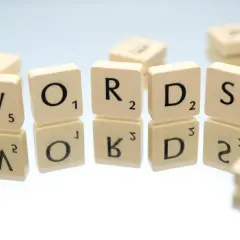 Klocki z literami tworzą słowo "WORDS", idealne do ćwiczeń słowotwórstwo angielski.