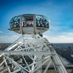 Das London Eye, ein Muss in London, bietet eine atemberaubende Aussicht auf die Stadt. Eine Kapsel mit Besuchern schwebt hoch über der Themse.