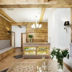 Przytulne wnętrze salonu spa w Białymstoku i okolicach. Drewniane ściany, wygodne ławy i ekspozycja kosmetyków tworzą atmosferę relaksu.