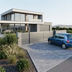 Une voiture bleue est garée devant une maison moderne. L'allée pavée et le portail suggèrent un endroit sûr où garer sa voiture plus de 7 jours.