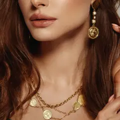 Stójka i biżuteria: Jak stworzyć perfekcyjny look bez naszyjnika?