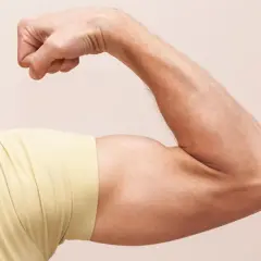 Ein Mann zeigt seinen Bizeps. Was macht einen Mann aus? Kraft, Ausdauer und ein starker Wille.