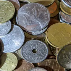 Stos monet, w tym 50 centymów z 1992 roku, pokazuje, jaka waluta we Francji była używana przed euro.