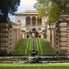 Scalinata monumentale con fontane e statue conduce al Palazzo Farnese a Caprarola, un capolavoro rinascimentale.
