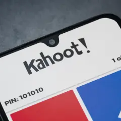 Ein Smartphone zeigt die Kahoot!-Oberfläche. Hier kann man kostenlos ein Kahoot erstellen und mit dem PIN 101010 spielen.