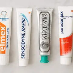 Quattro tubetti di dentifricio: Elmex, Sensodyne, Marvis e Parodontax, quest'ultimo specifico per denti e gengive sane, utile contro la piorrea.