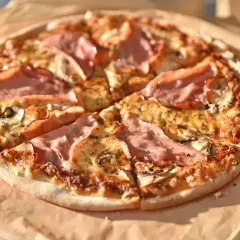 Pizza z szynką i pieczarkami, idealna na szybki obiad. Dowiedz się, jak przygotować pieczarki na pizzę, by były pyszne!