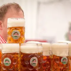 Ile kosztuje piwo na Oktoberfest? Ceny, które zaskoczą każdego