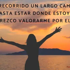 Silueta de persona con brazos extendidos al atardecer, celebrando un camino recorrido. Frases motivadoras para el positivo pensamiento y la autoestima.