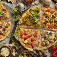 Dodatki do pizzy: Klasyki i zaskakujące połączenia na Twój stół