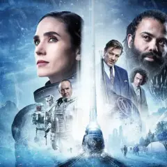Postapokaliptyczny świat i pociąg-miasto w filmach sf. Jennifer Connelly, Sean Bean i Daveed Diggs w mroźnej scenerii.