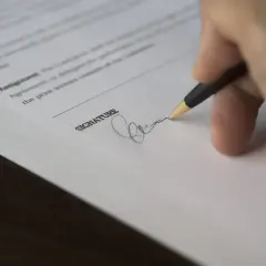 Podpisanie dokumentu, który może być wzorem wypowiedzenia umowy czyste powietrze.