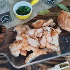 Pokrojone mięso na **prawdziwy kebab** na desce, obok przyprawy i ziół.