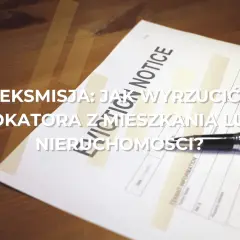 Dokument "Eviction Notice" i długopis na drewnianym stole. Gdy nie można wyrzucić lokatora z mieszkania, pojawia się pytanie: jak to zrobić?