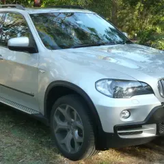 Pojemność baku BMW X5 E70 - co musisz wiedzieć o paliwie?