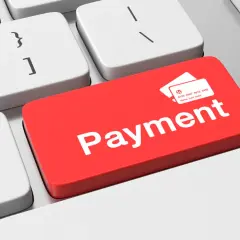 Czerwony klawisz "Payment" z ikoną karty kredytowej na klawiaturze. To symbol cyfrowych płatności i blue media.