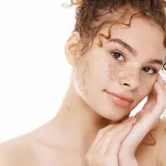 Joven con pecas en la cara, su significado es belleza natural y autenticidad.