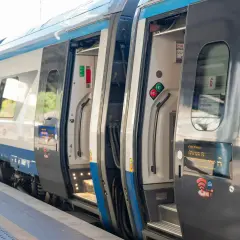 Pociąg EIP 5304 z Gdyni Głównej do Warszawy Centralnej, z otwartymi drzwiami, gotowy do podróży.