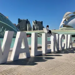Letras gigantes de VALENCIA, un lugar ideal para visitar gratis. Arquitectura moderna y cielo azul.
