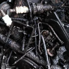 Piezas oxidadas y sucias, incluyendo bujías, que parecen ser de un motor de combustión.