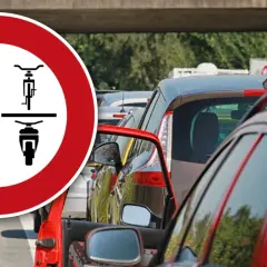 Zakaz wjazdu dla samochodów i motocykli. Znaki drogowe w Niemczech przed korkiem samochodowym.