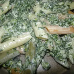 Penne z kremowym sosem, szpinakiem i serem pleśniowym. Pyszne danie, które zachwyci każdego smakosza.