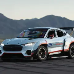 Wyścigowy Ford Mustang Mach-E 1400 z ogromnym skrzydłem i agresywnym bodykitem na torze.
