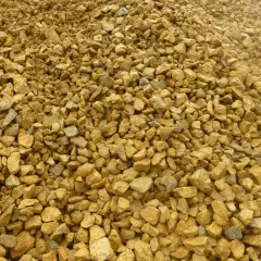 Góra pokruszonego, żółtawego **dolomitu**, idealna na podsypkę pod drogę lub jako materiał budowlany.