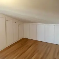 Armadi su misura sfruttano ogni centimetro, perfette idee recupero sottotetto basso per creare spazio.