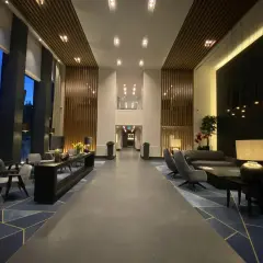 Nowoczesne wnętrze hotelu Pieniny Grand z wygodnymi fotelami i designerskim dywanem.