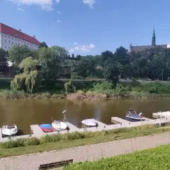Łódki przy nabrzeżu, zamek i kościół na wzgórzu. Atrakcje 100 km od Sandomierza, idealne na weekendowy wypad.