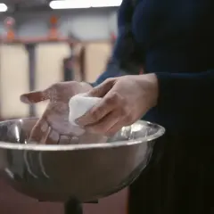 Dłonie sportowca obtaczają się w magnezji, przygotowując się do treningu. Czy magnezja jest szkodliwa? To pytanie nurtuje wielu.