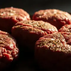 Co dodać do mięsa na burgery, aby zachwycić smakiem i soczystością